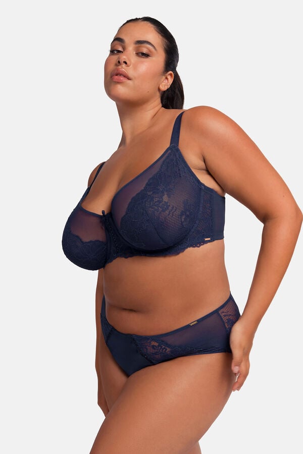 Dorina Suti&atilde; com arma&ccedil;&atilde;o azul