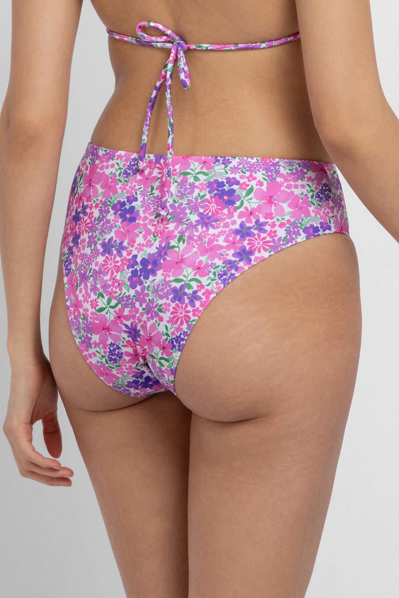 Dorina Braga bikini pierna alta Es paradis