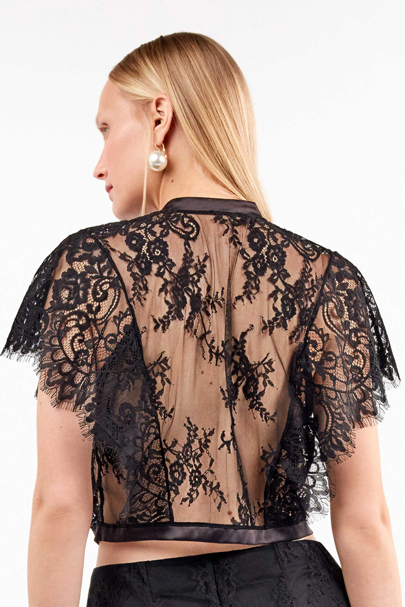 Gisela Casaco de renda transparente com detalhes elegantes