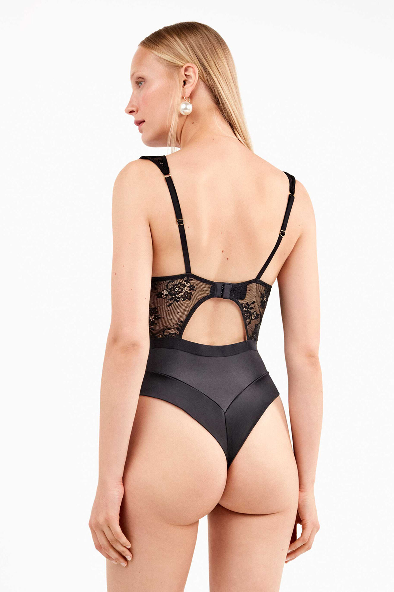 Gisela Body todo em renda com ombreiras