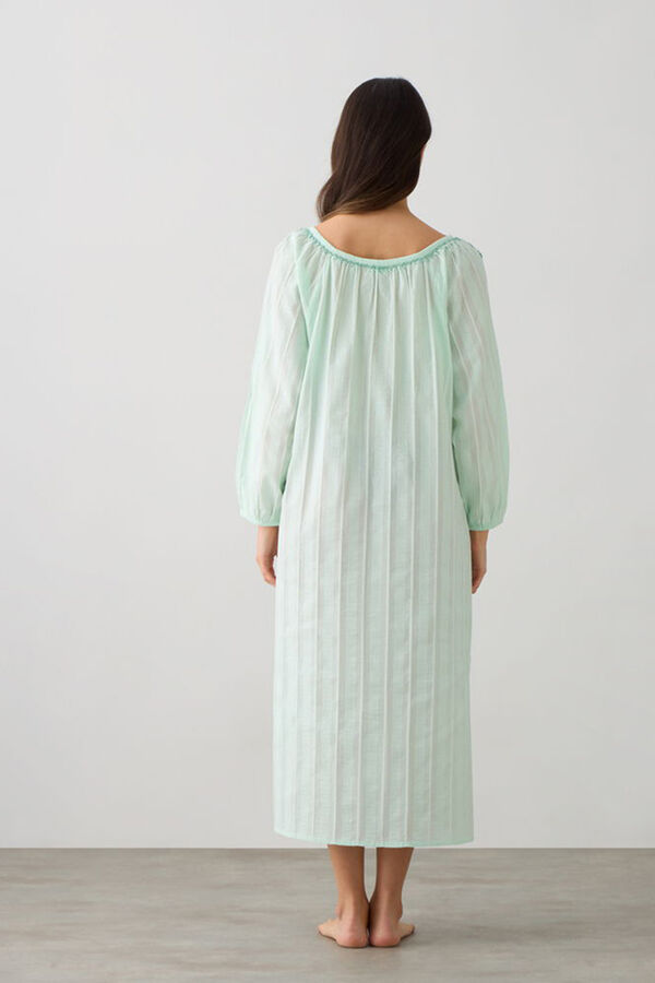 Textura T&uacute;nica algod&oacute;n detalle bordado verde