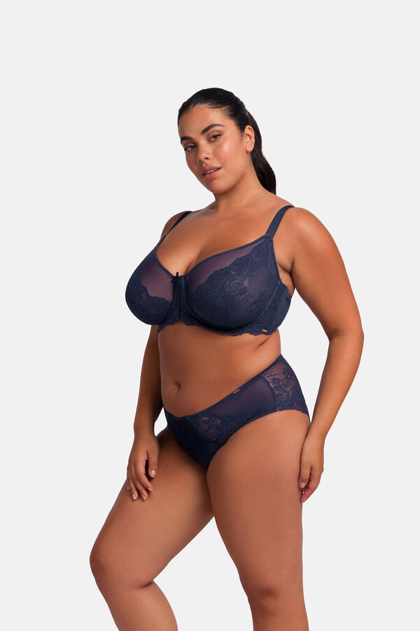 Dorina Suti&atilde; com arma&ccedil;&atilde;o azul