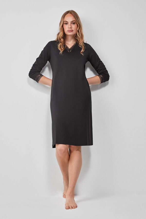 Gisela Camisón largo detalle encaje negro