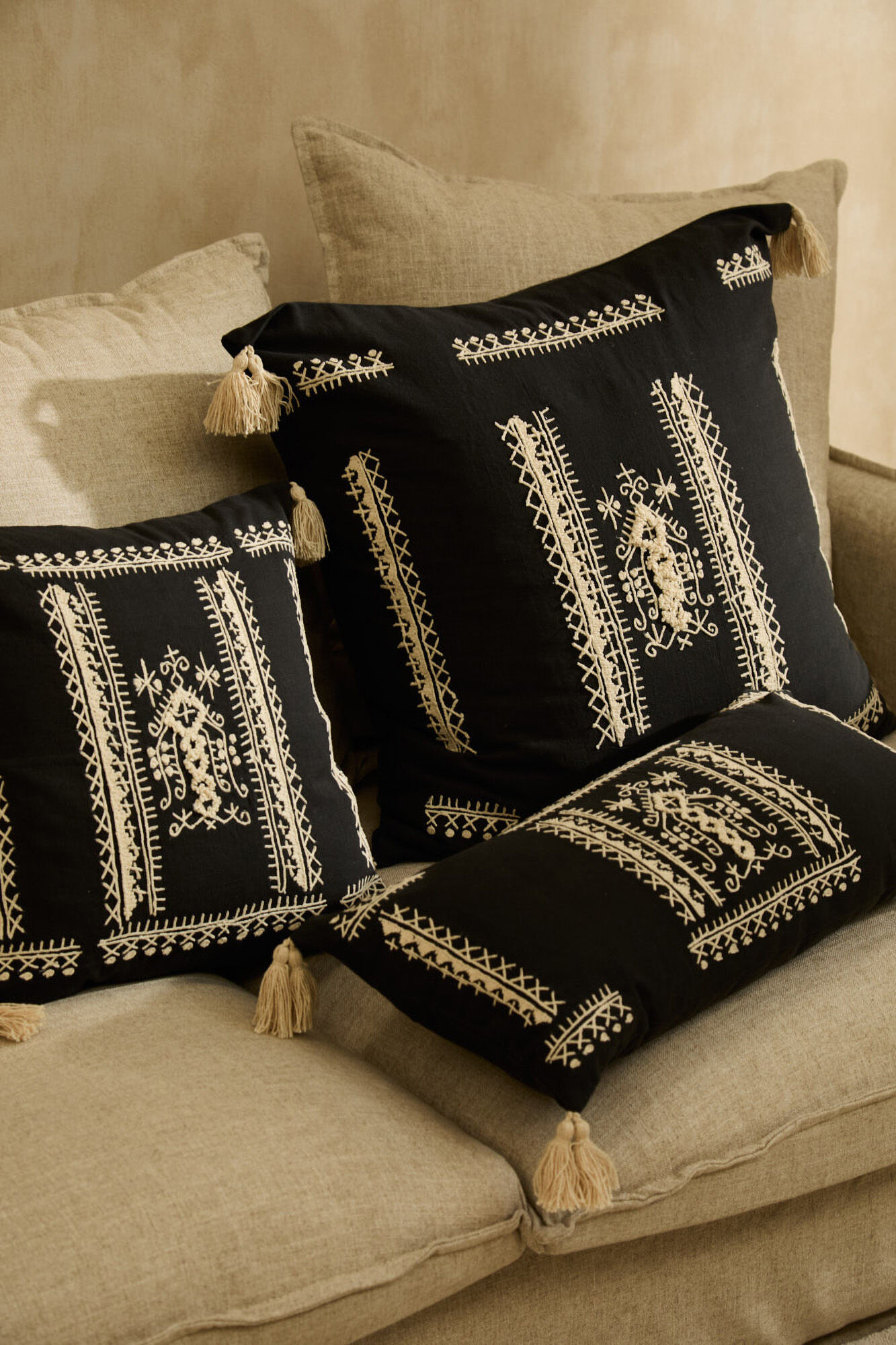 Calma House Capa de almofada quadrada com bordado cinza escuro Fret