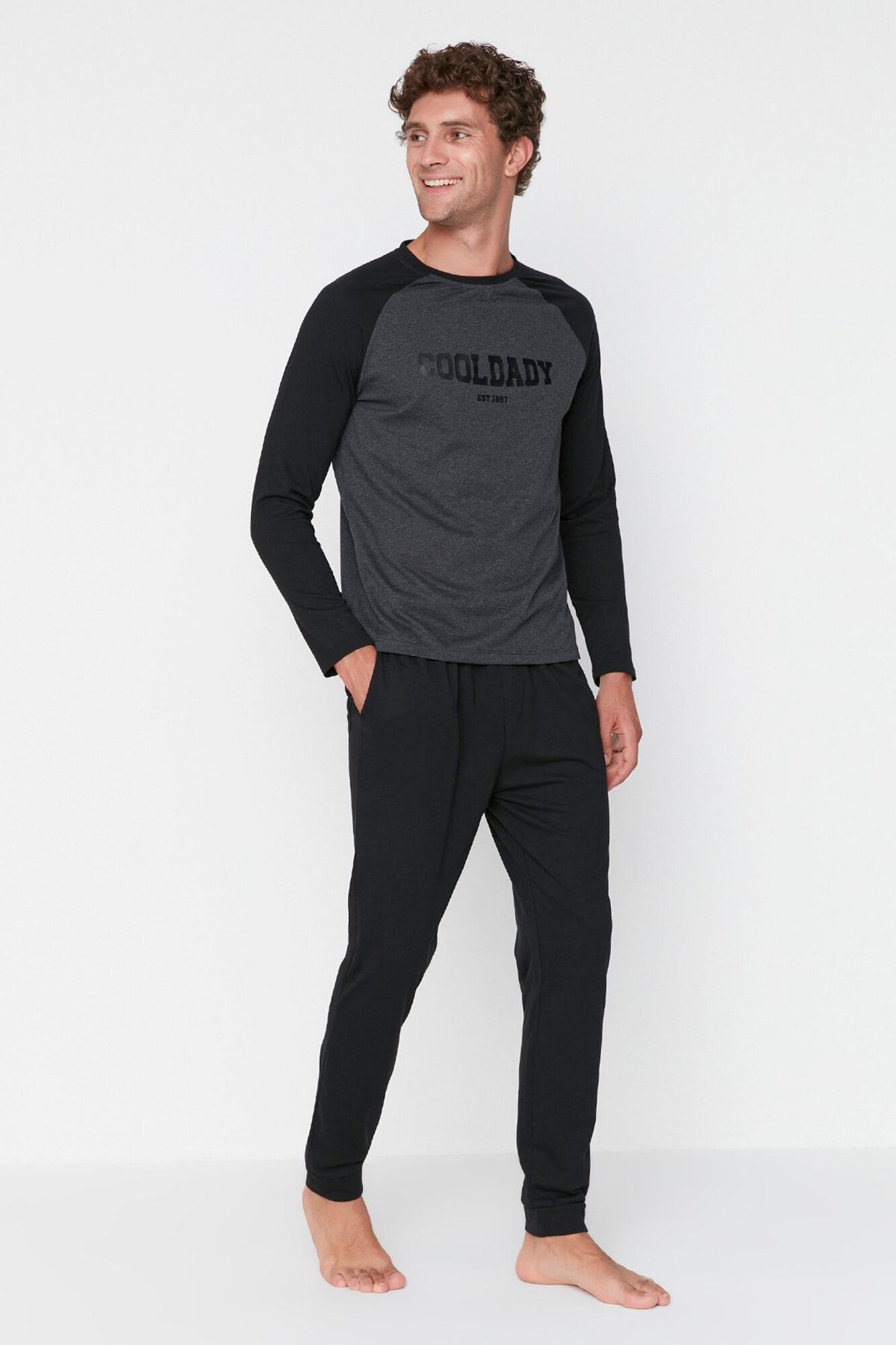 Trendyol Conjunto de pijama de corte regular com estampado preta e antracite e mangas raglan 
