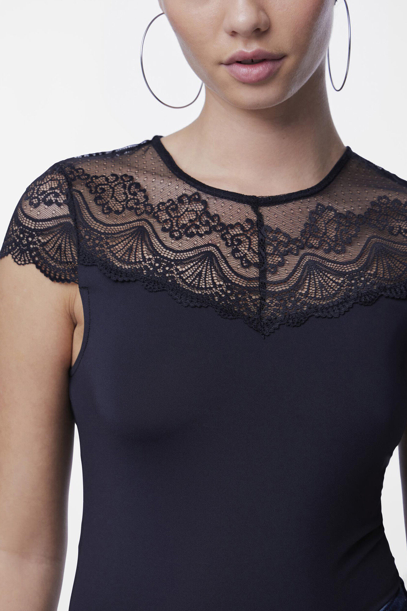 Pieces Body com decote estilo lingerie e manga curta.