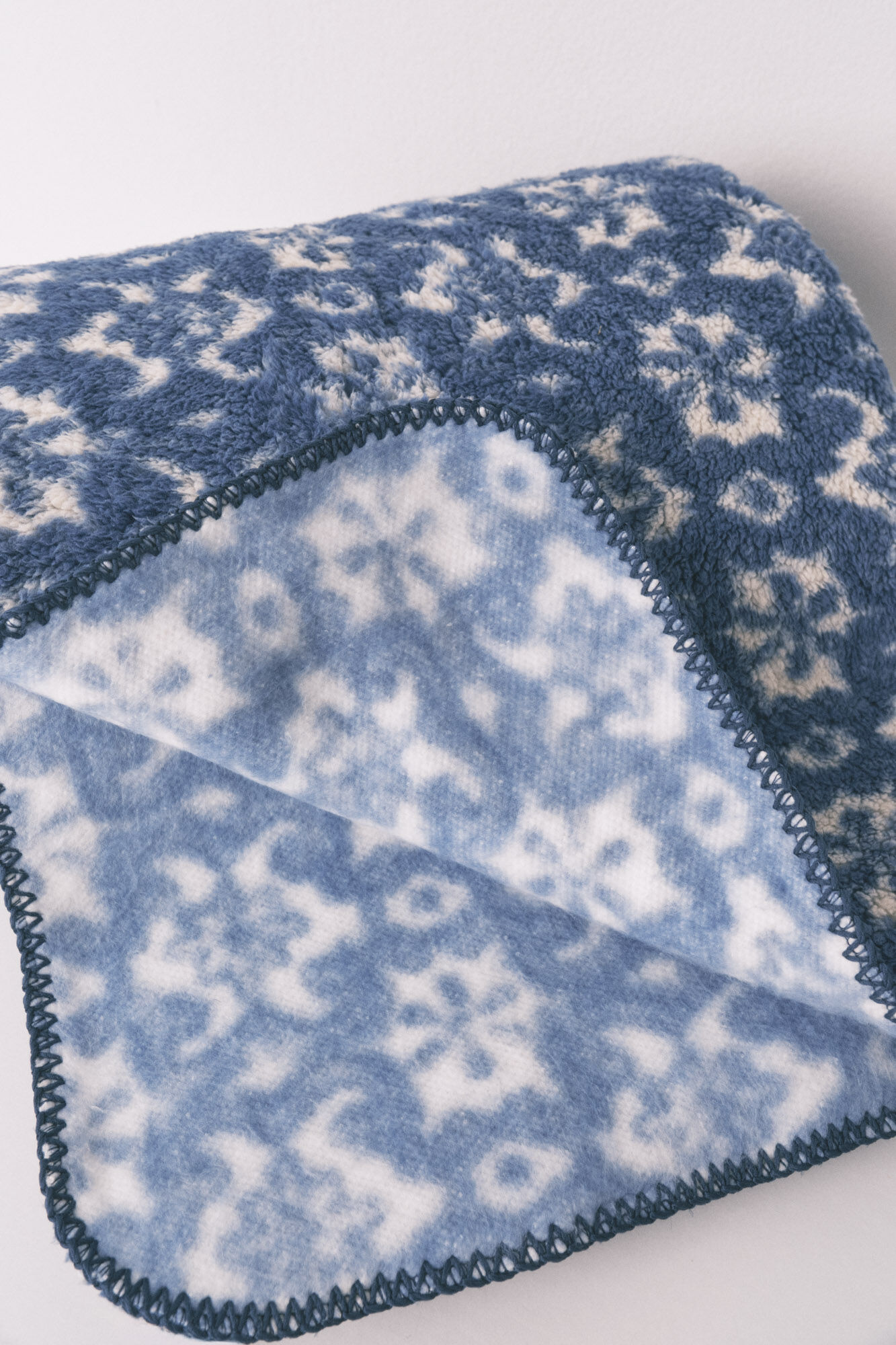 Women'secret Manta de polar sherpa com estampa floral azul 