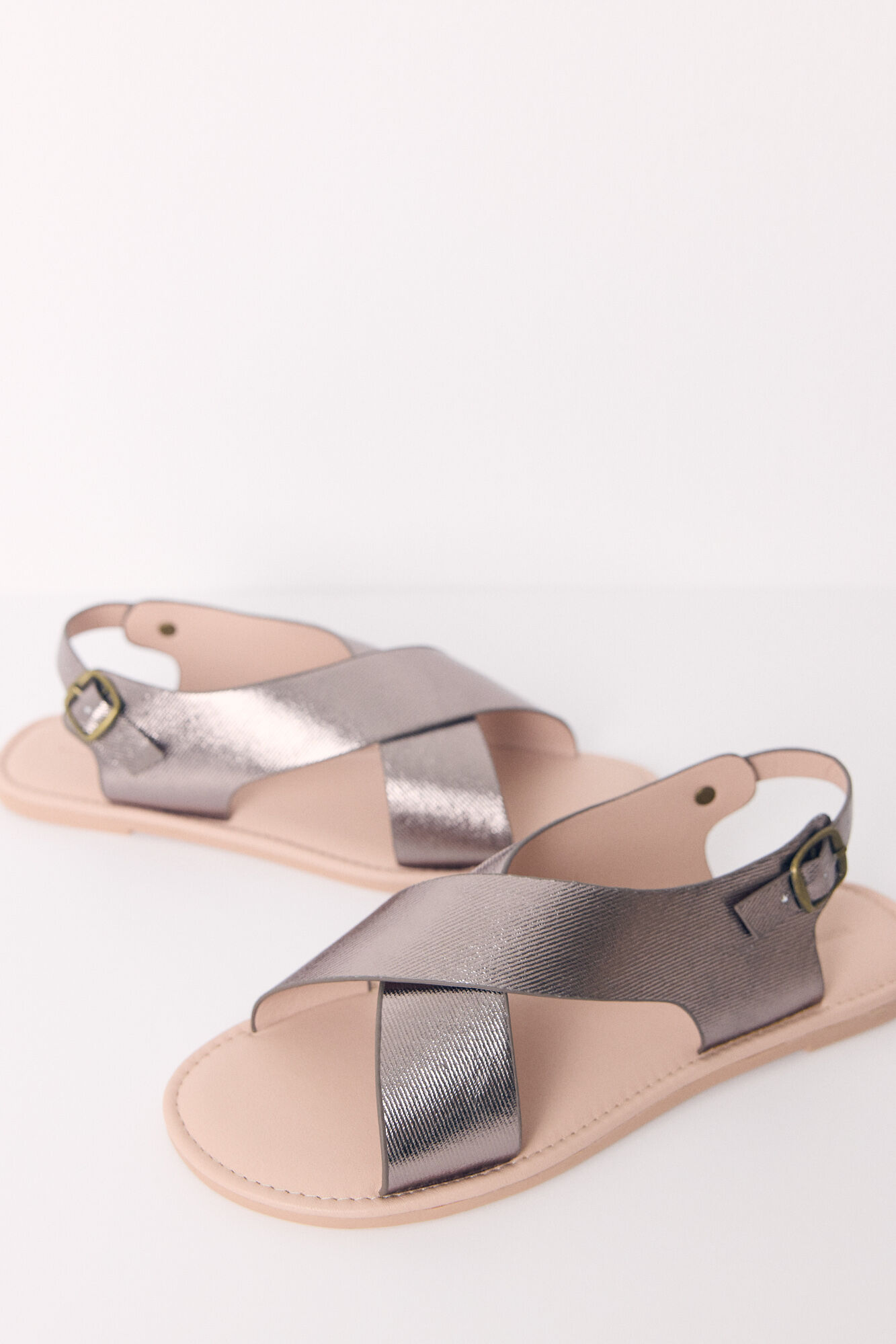 Women'secret Sandalia plana cruzadas gris brillante