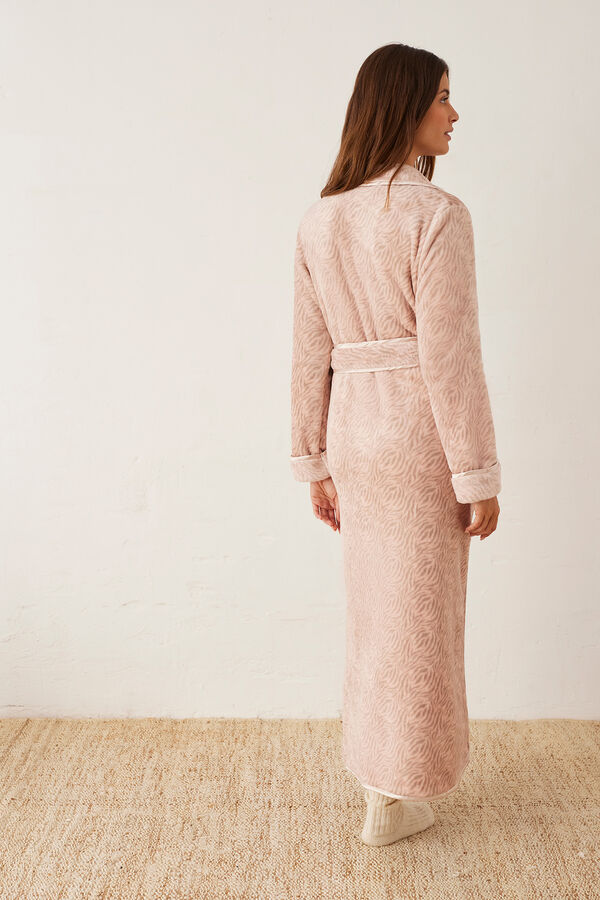 Promise Bata larga sedalina estampado animal print con cintur&oacute;n rosa