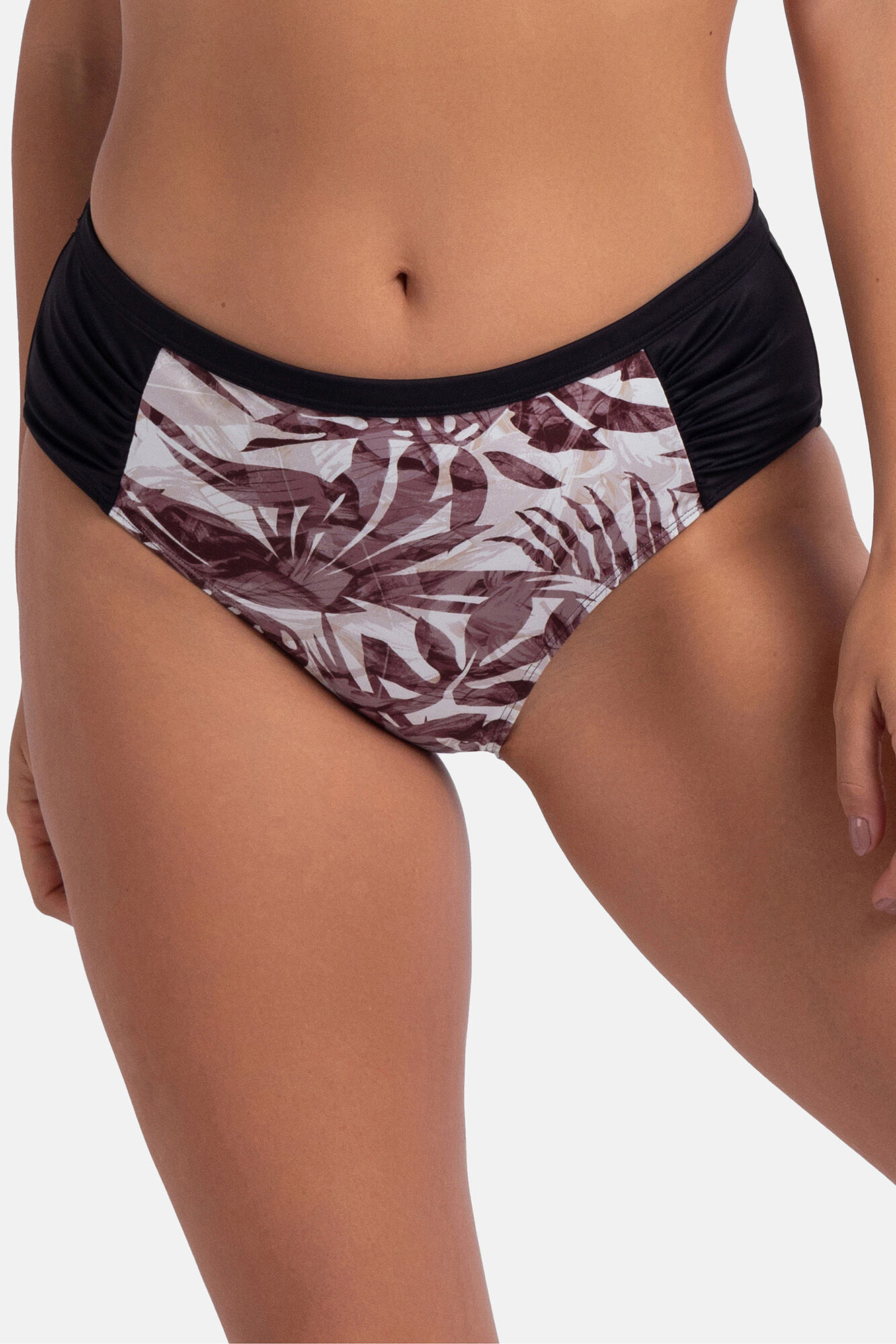 Dorina Braga de bikini hipster negro