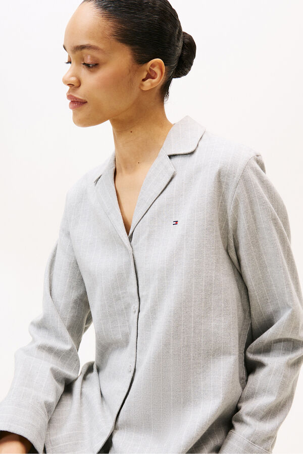 Tommy Hilfiger Conjunto de pijama de rayas con camisa y pantal&oacute;n kaki