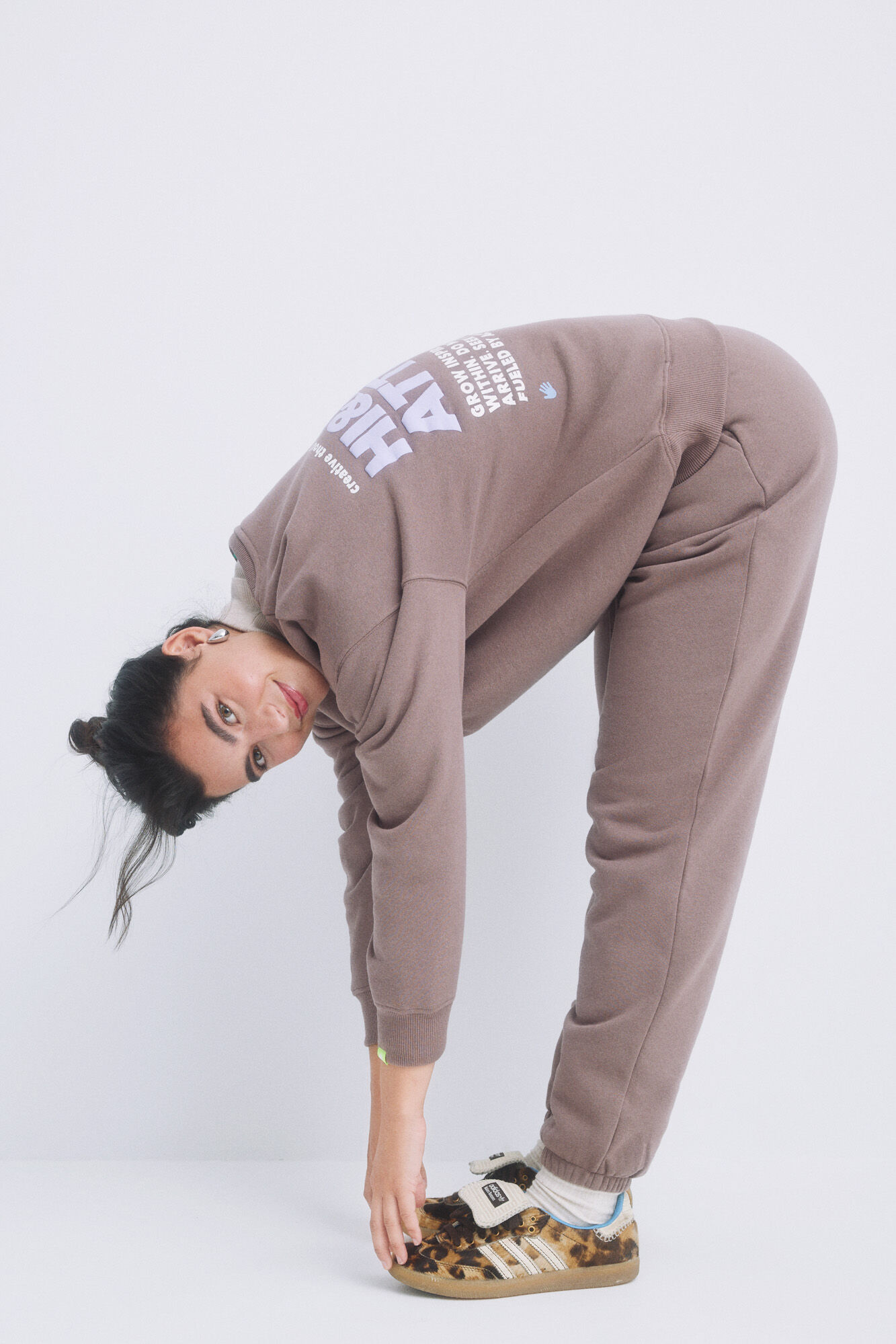HI&BYE Sweatshirt de pel&uacute;cia marrom com logo
