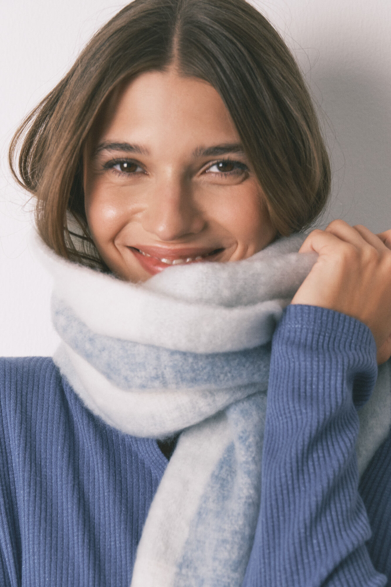 Women'secret Cachecol com efeito l&atilde; xadrez azul e branco 