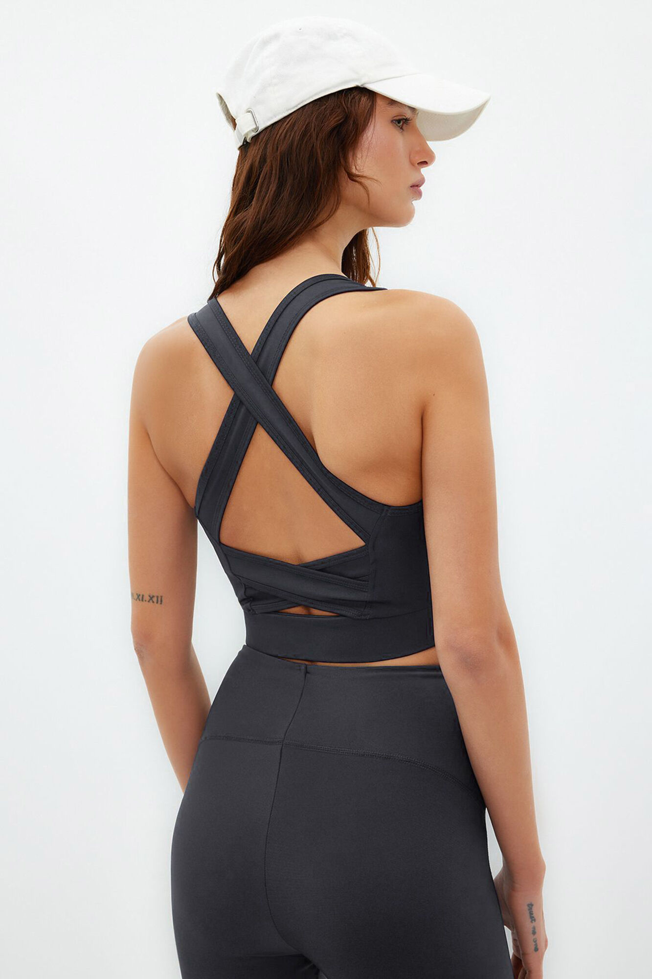 Trendyol Sujetador deportivo gris con tirantes gruesos y detalle moldeador en la espalda 