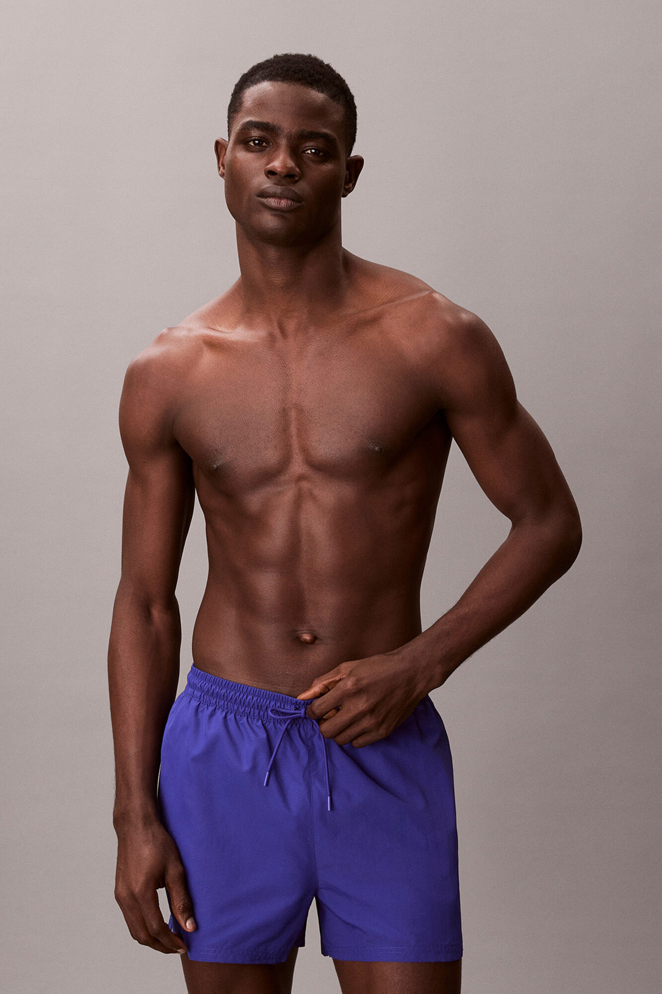 Calvin Klein Ba&ntilde;ador corto cord&oacute;n logo