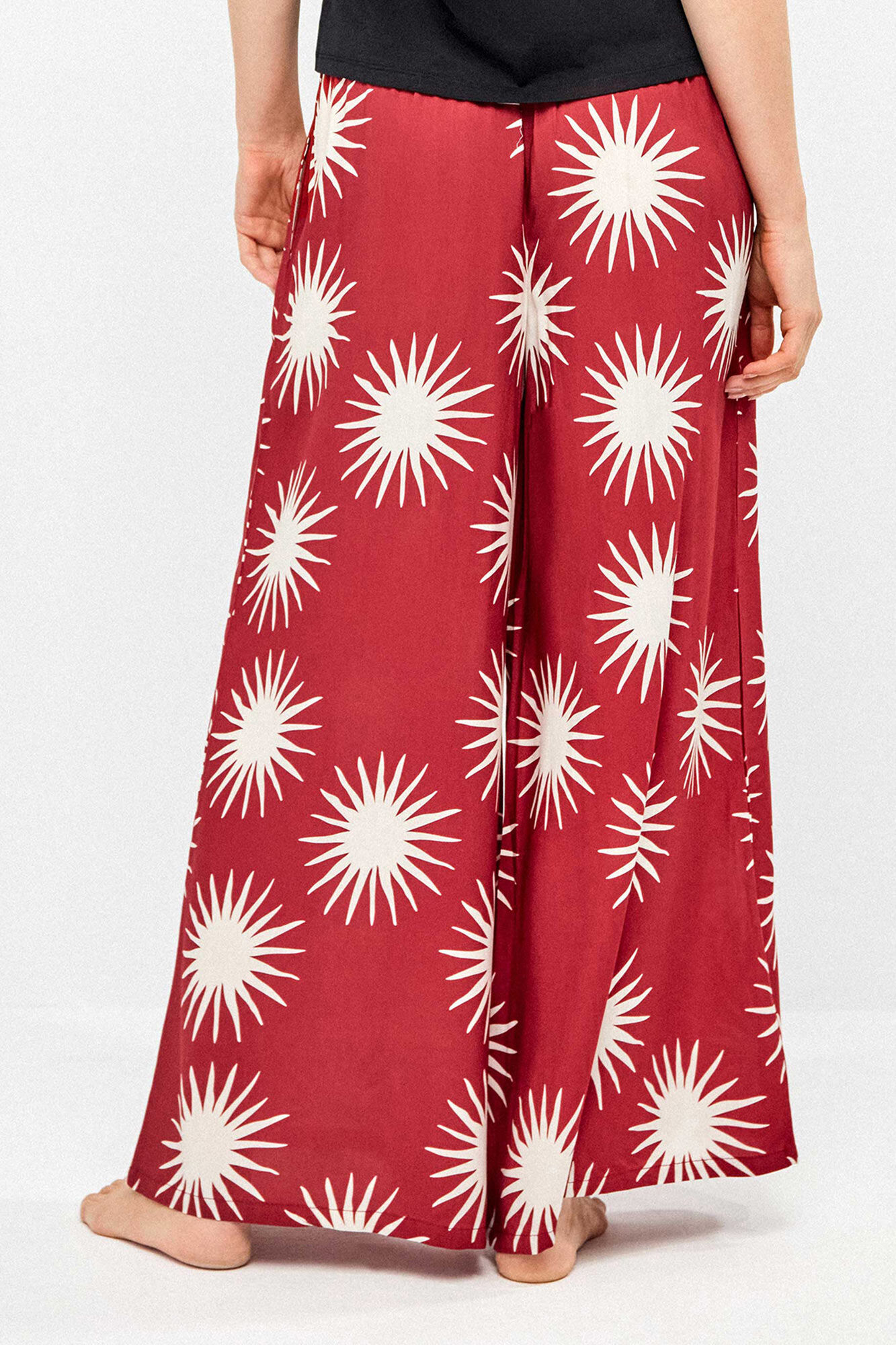 Gisela Pantal&oacute;n largo pierna ancha estampado soles