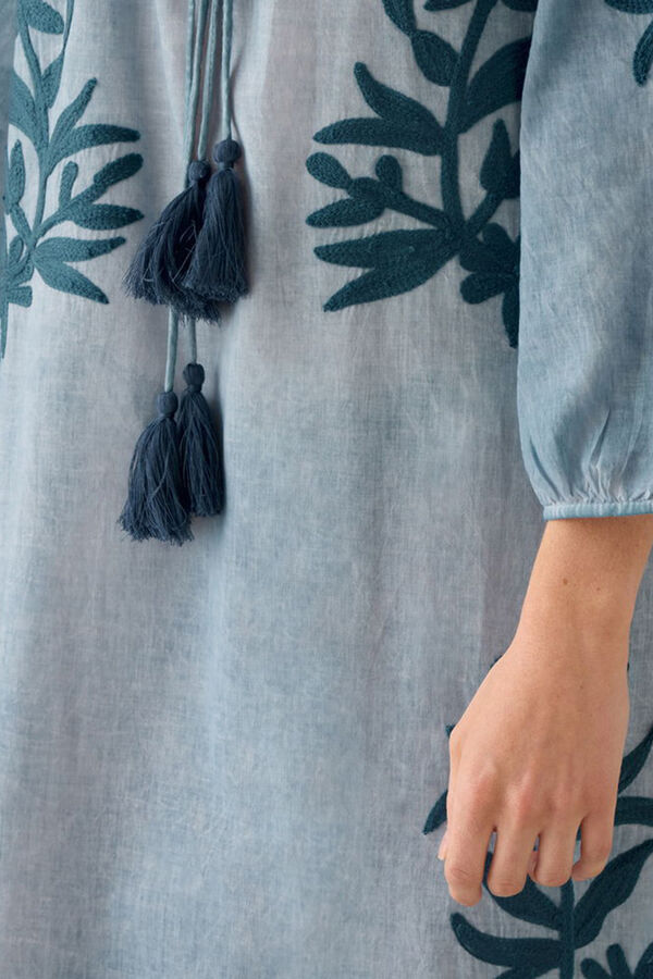 Textura T&uacute;nica algod&atilde;o detalhe bordado azul