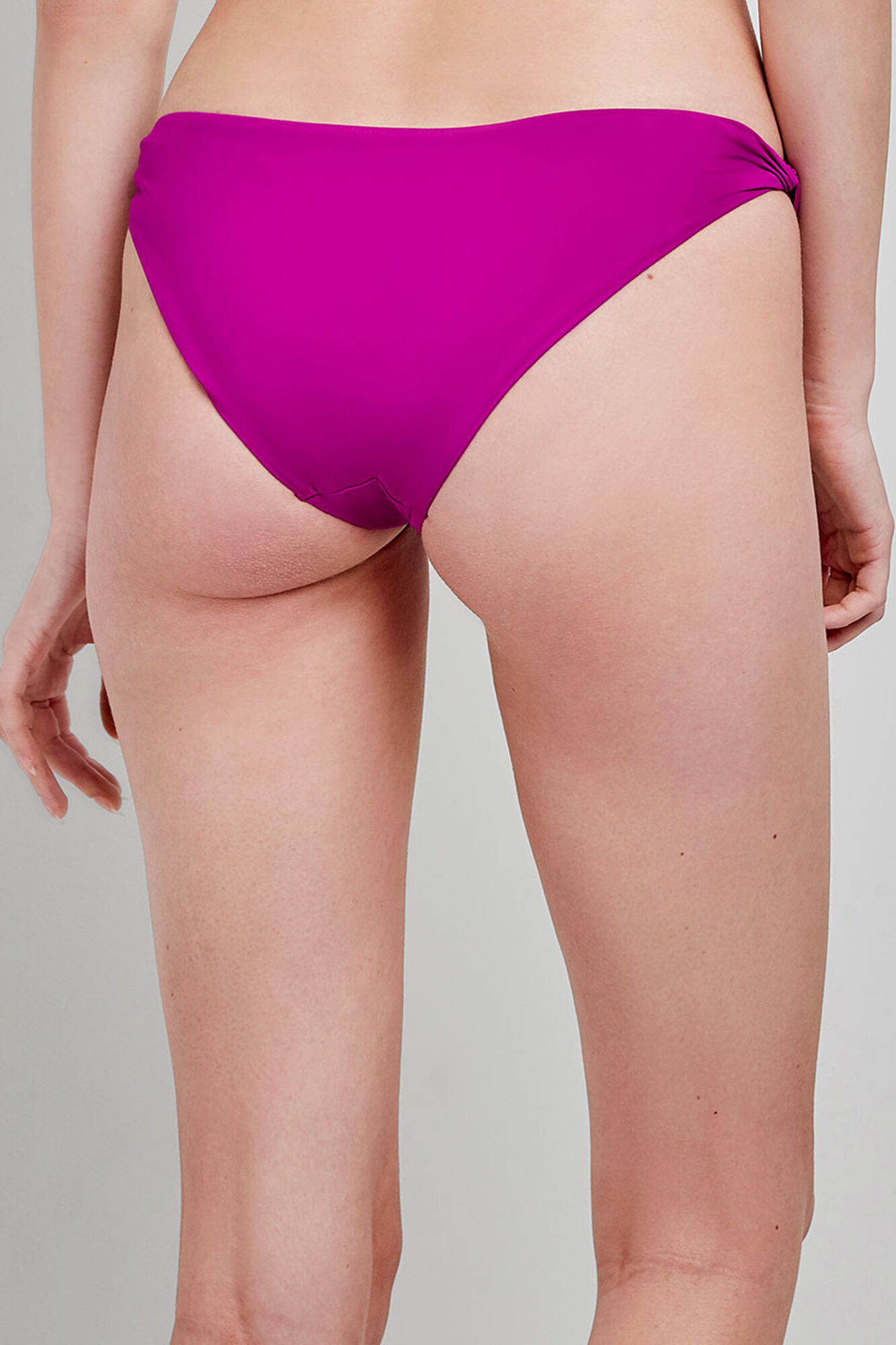 Gisela Cueca de biqu&iacute;ni cl&aacute;ssica com detalhe de n&oacute; roxo