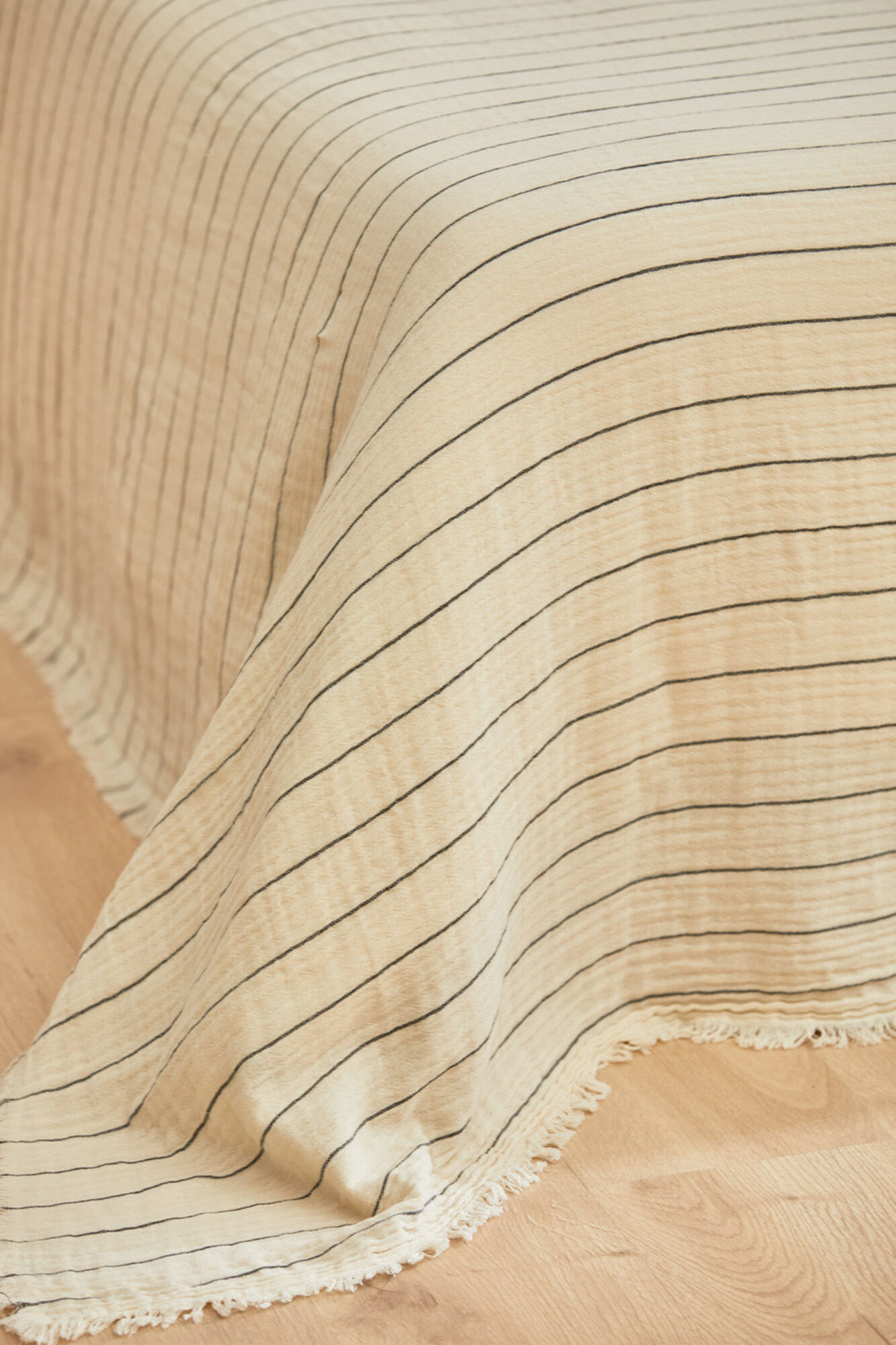 Calma House Colcha de musselina com riscas finas Gratto