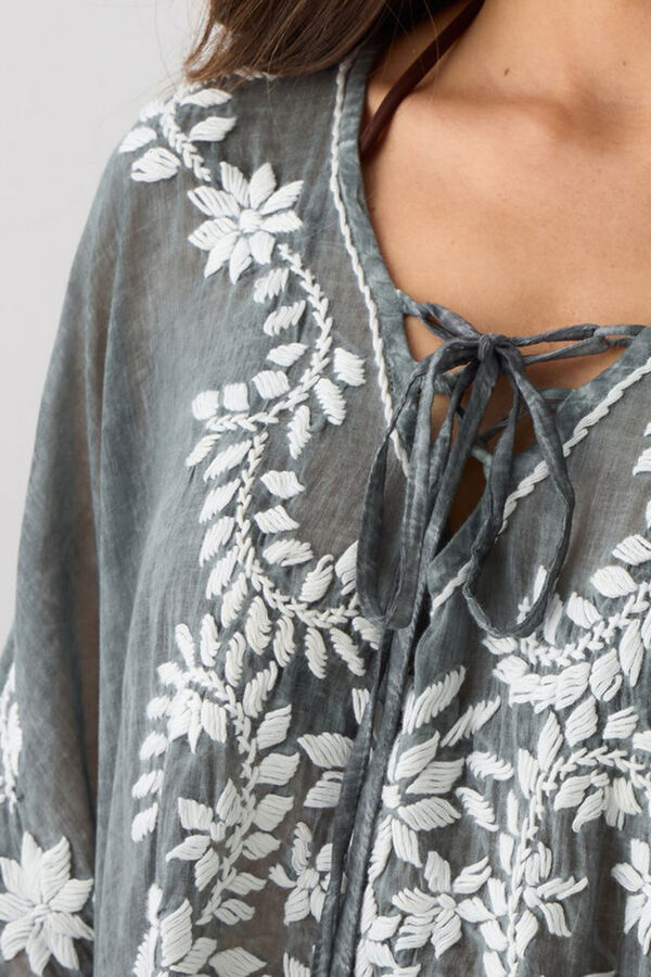 Textura T&uacute;nica larga algod&oacute;n detalle bordado gris