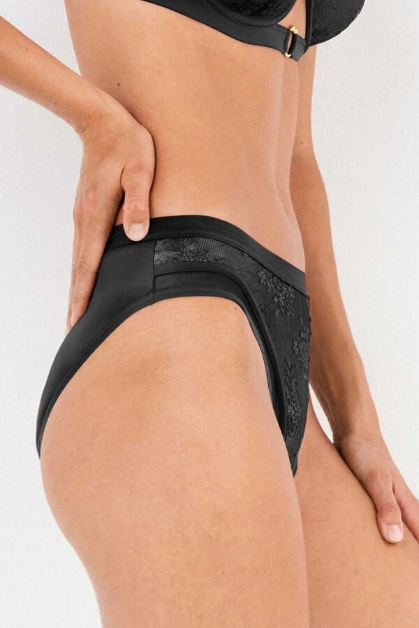 Gisela Braga alta encaje floral negro