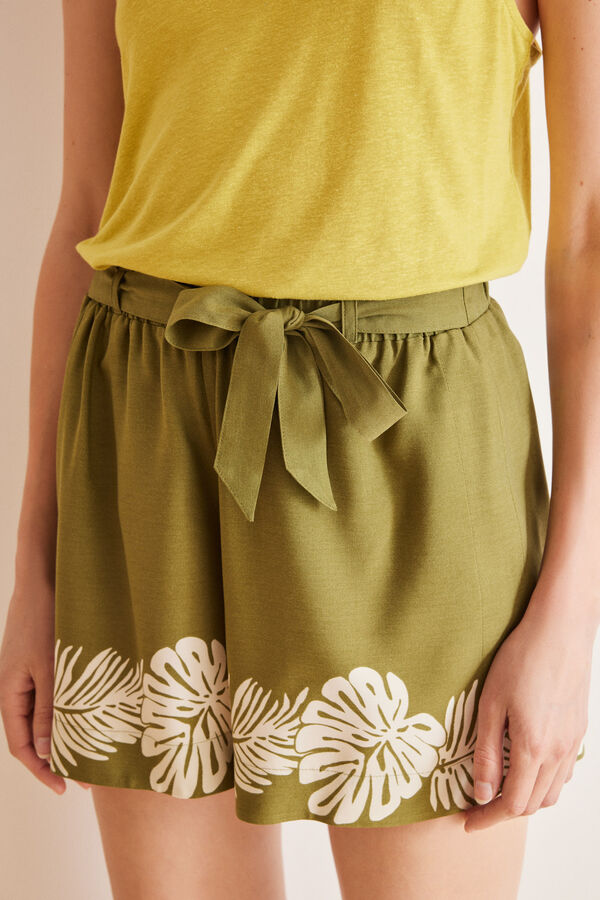 Women'secret Pantal&oacute;n corto viscosa kaki estampado hojas kaki