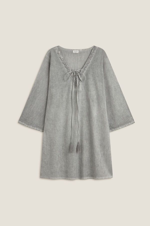 Textura T&uacute;nica algod&oacute;n detalle bordado gris