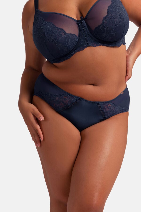 Dorina Suti&atilde; com arma&ccedil;&atilde;o azul