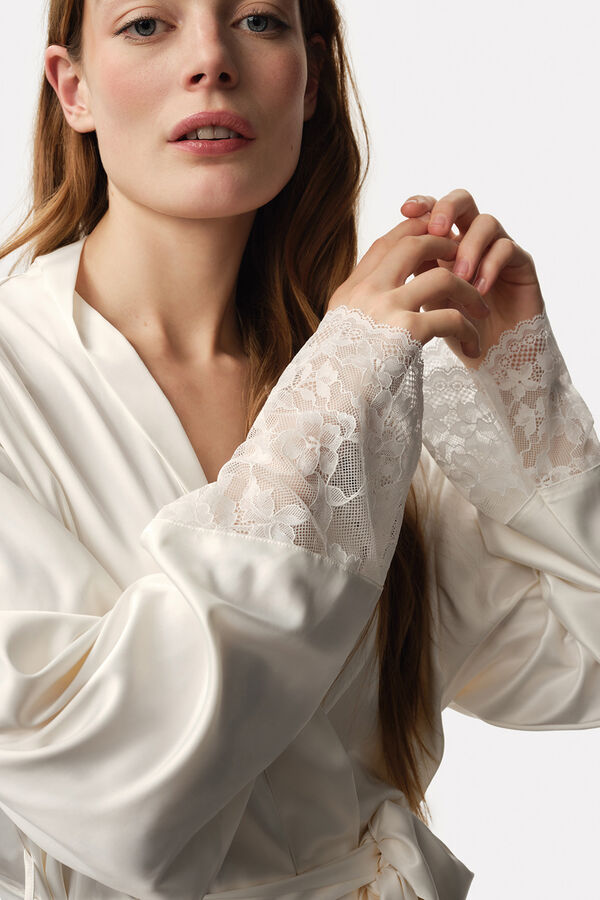 Dorina Kimono de encaje y sat&eacute;n beige