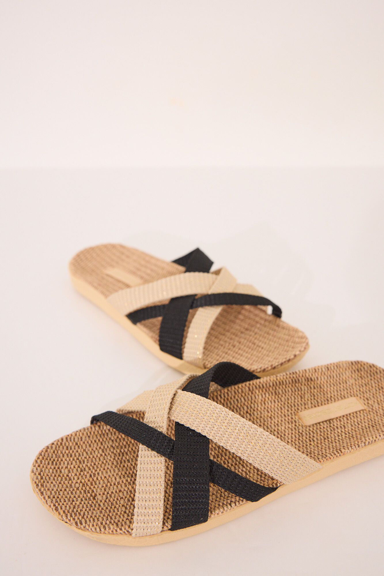 Women'secret Sand&aacute;lias de r&aacute;fia com tiras cruzadas 