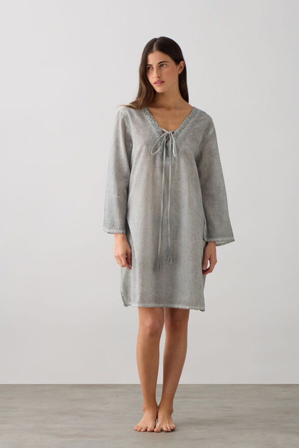 Textura T&uacute;nica algod&oacute;n detalle bordado gris