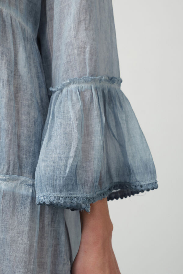 Textura T&uacute;nica algod&oacute;n detalle bordado azul