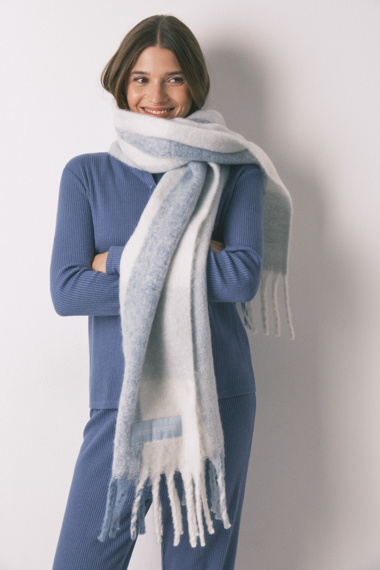 Women'secret Cachecol com efeito l&atilde; xadrez azul e branco 