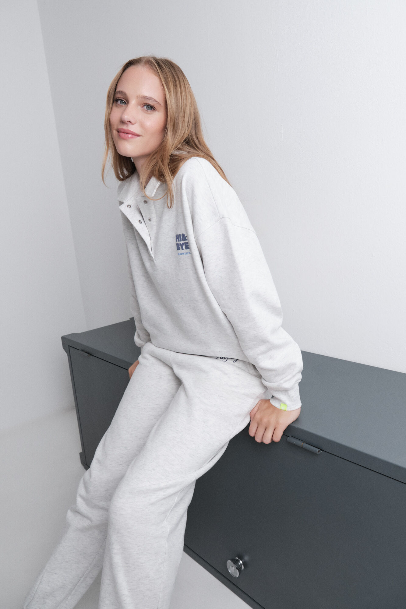 HI&BYE Sweatshirt polo plush cinza escuro