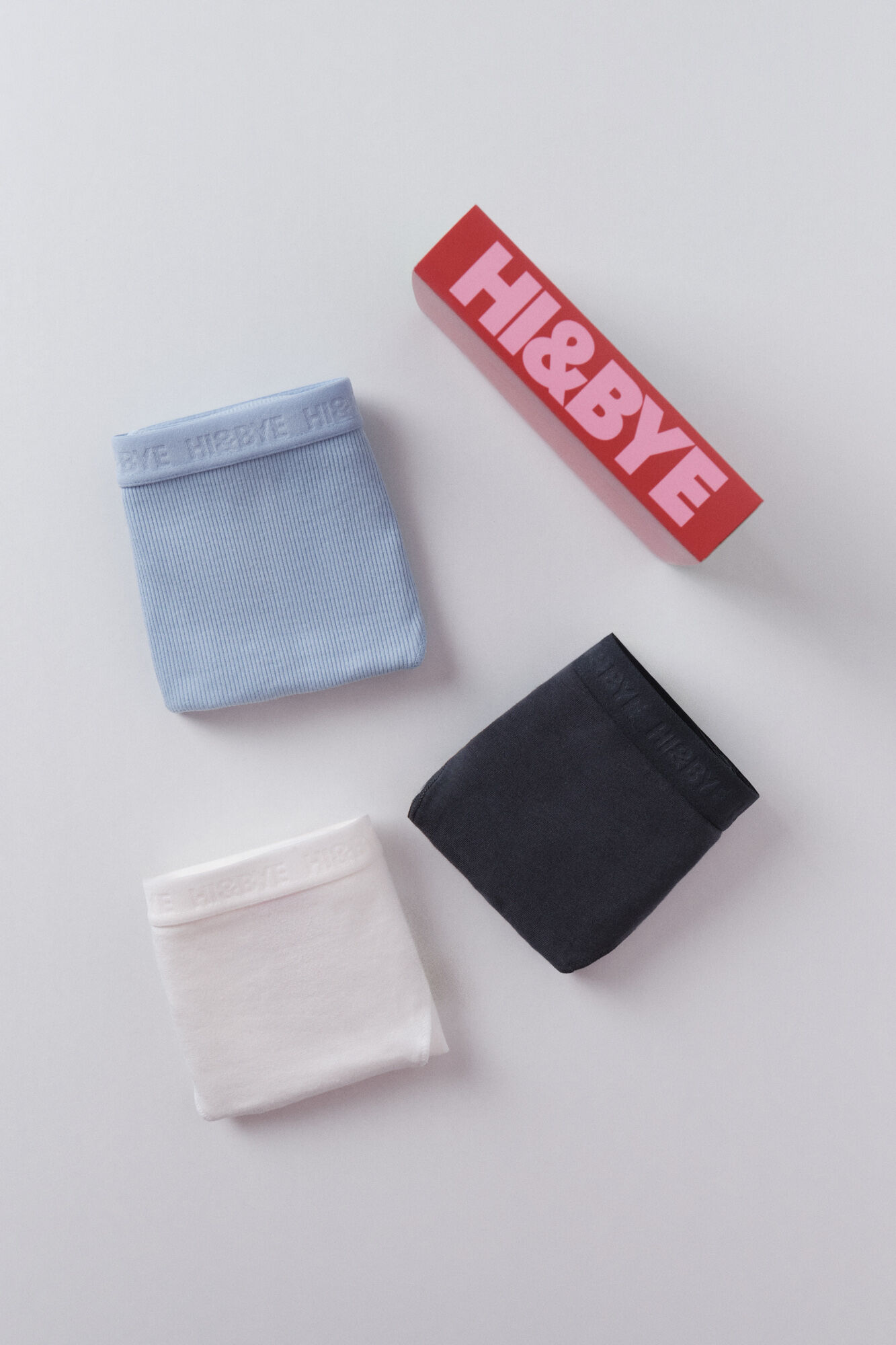 HI&BYE Pacote com 3 cuecas cl&aacute;ssicas nas cores branca, azul e preta