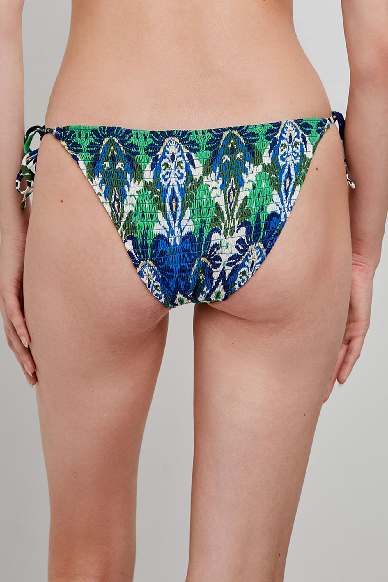 Gisela Braga bikini estampado tribal