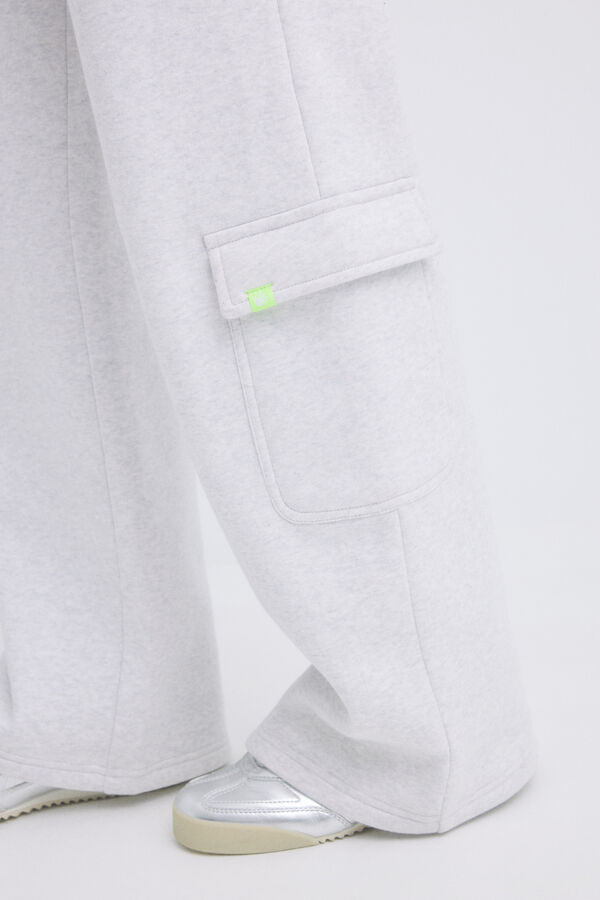 HI&BYE Pantal&oacute;n flare cargo felpa gris gris