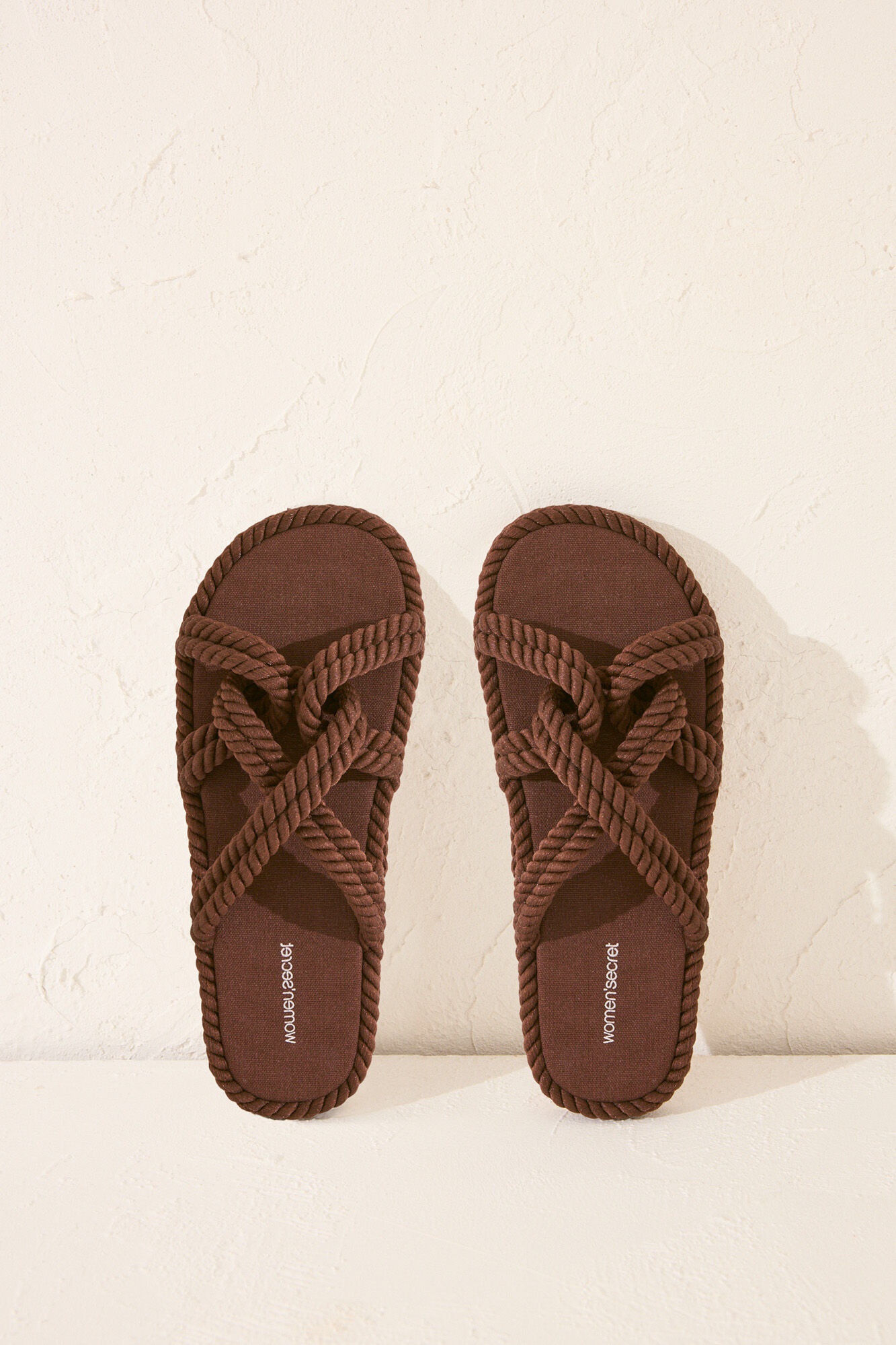 Women'secret Sand&aacute;lia marrom com tiras cruzadas