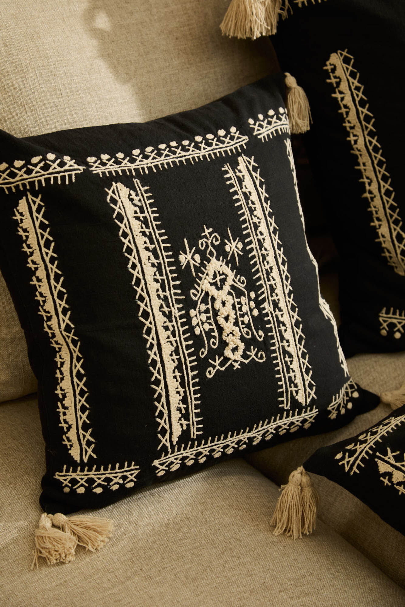 Calma House Capa de almofada quadrada com bordado cinza escuro Fret