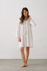 Textura T&uacute;nica algod&oacute;n detalle bordado blanco