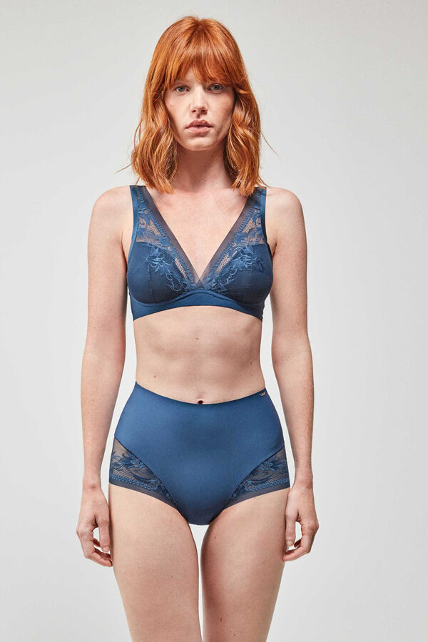 Gisela Braga alta invisible azul