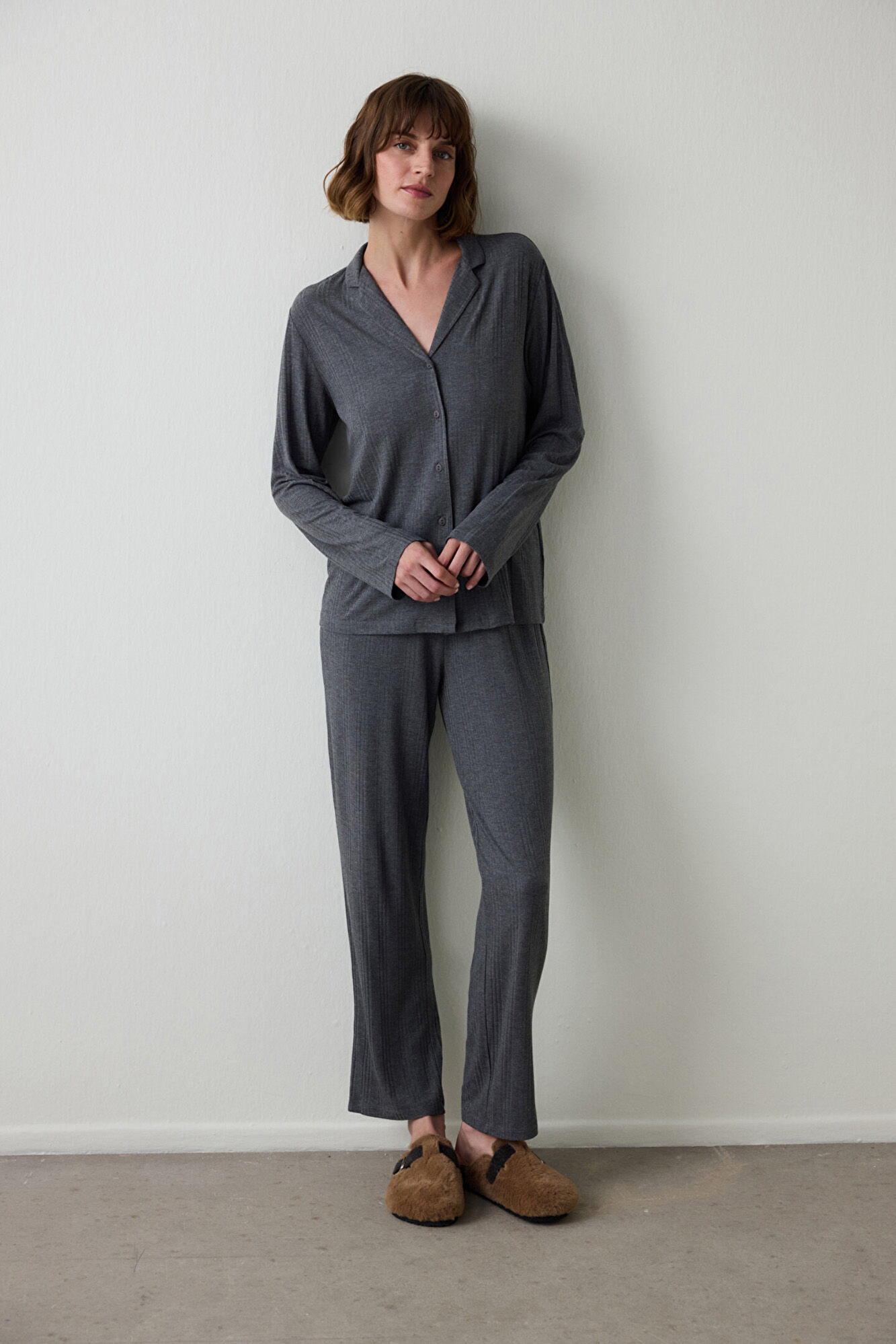 Penti Conjunto de camiseta y pantal&oacute;n gris liso con canal&eacute;