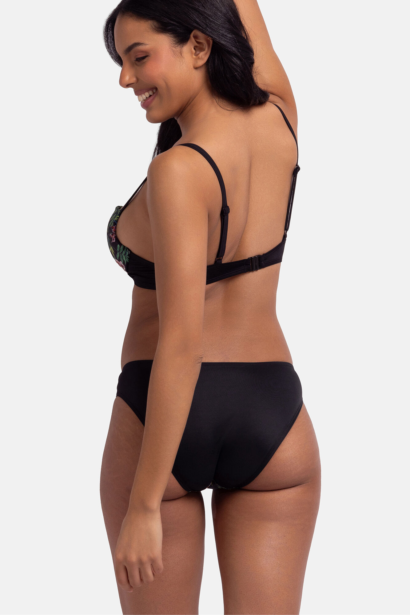 Dorina Braga de bikini negro