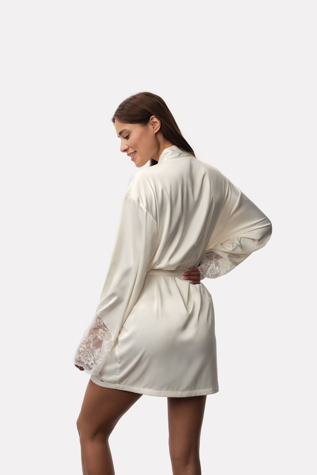 Dorina Kimono de encaje y sat&eacute;n
