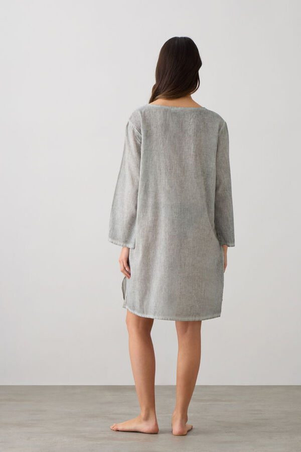 Textura T&uacute;nica algod&oacute;n detalle bordado gris