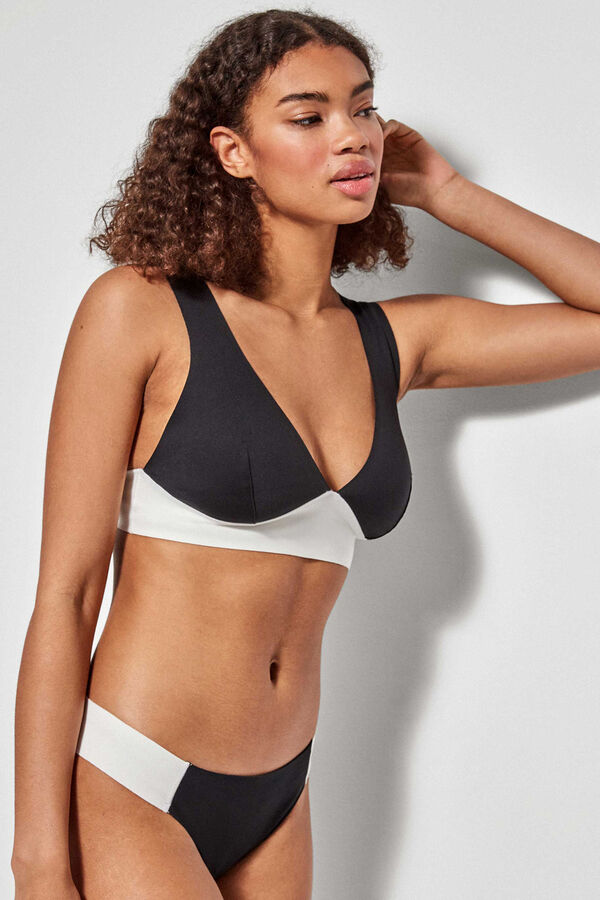 Gisela Braguita bikini corte l&aacute;ser negro