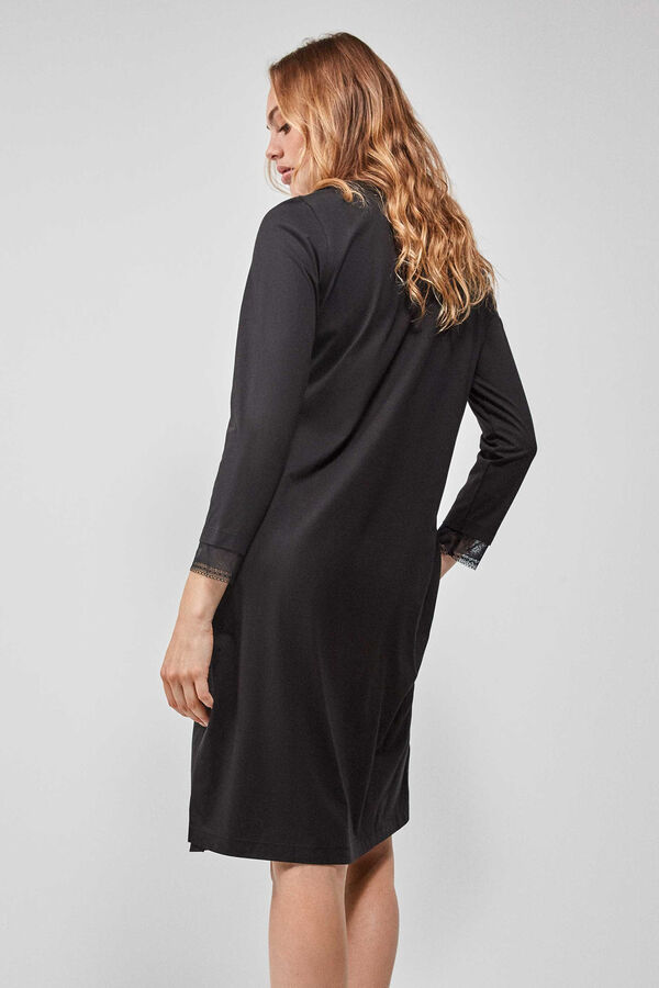 Gisela Camisón largo detalle encaje negro