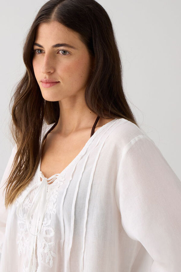 Textura T&uacute;nica algod&oacute;n detalle bordado blanco