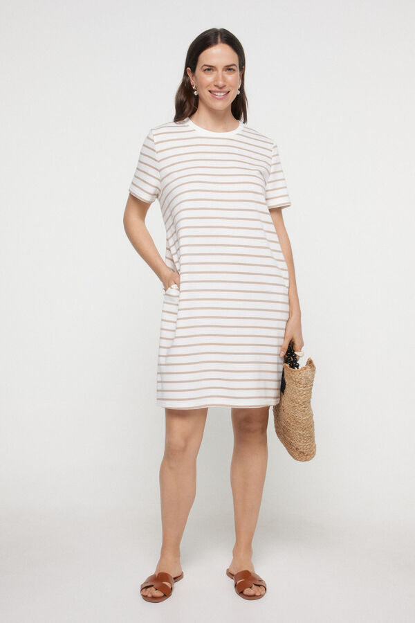 Pieces Vestida felpa de mulher em manga curta e gola fechada. Estampado &agrave;s riscas. branco