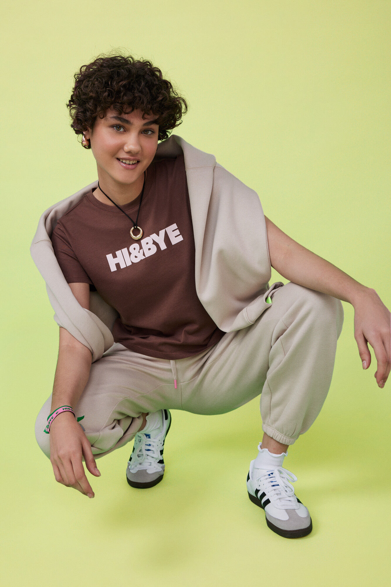 HI&BYE T-shirt 100% algod&atilde;o castanho logo